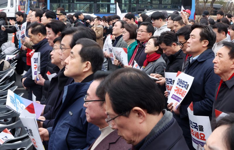 [서울=토토 베이] 김명년 기자 = 국민의힘 김기현, 추경호 등 의원들이 1일 오후 서울 영등포구 여의도 여의대로에서 열린 '세이브코리아 3·1절 국가비상기도회'에 참석해 있다. 2025.03.01. kmn@newsis.com