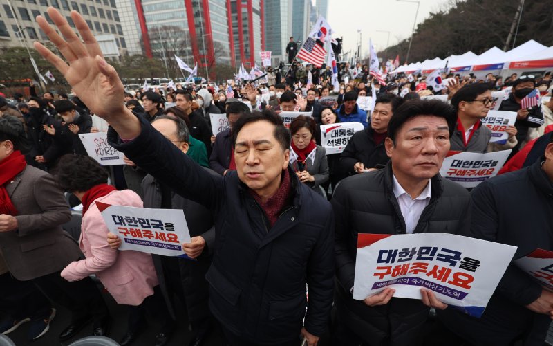 [서울=토토 베이] 김명년 기자 = 국민의힘 김기현, 추경호 등 의원들이 1일 오후 서울 영등포구 여의도 여의대로에서 열린 '세이브코리아 3·1절 국가비상기도회'에 참석해 있다. 2025.03.01. kmn@newsis.com