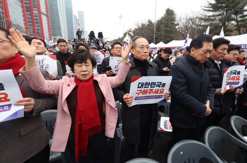 [서울=토토 베이] 김명년 기자 = 국민의힘 김기현, 추경호 등 의원들이 1일 오후 서울 영등포구 여의도 여의대로에서 열린 '세이브코리아 3·1절 국가비상기도회'에 참석해 있다. 2025.03.01. kmn@newsis.com