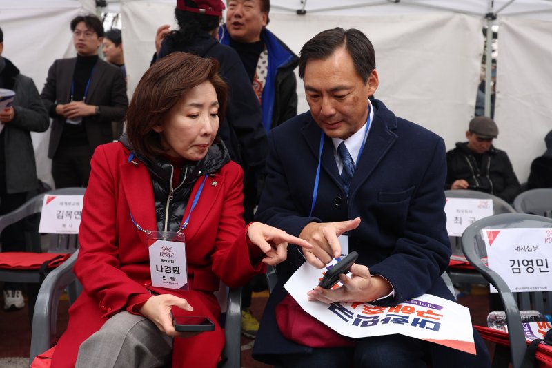 [서울=토토 베이] 김명년 기자 = 나경원 국민의힘 의원과 모스 탄 전 미국 국무부 국제형사사법 대사가 1일 오후 서울 영등포구 여의도 여의대로에서 열린 '세이브코리아 3·1절 국가비상기도회'에 참석해 대화를 나누고 있다. 2025.03.01. kmn@newsis.com