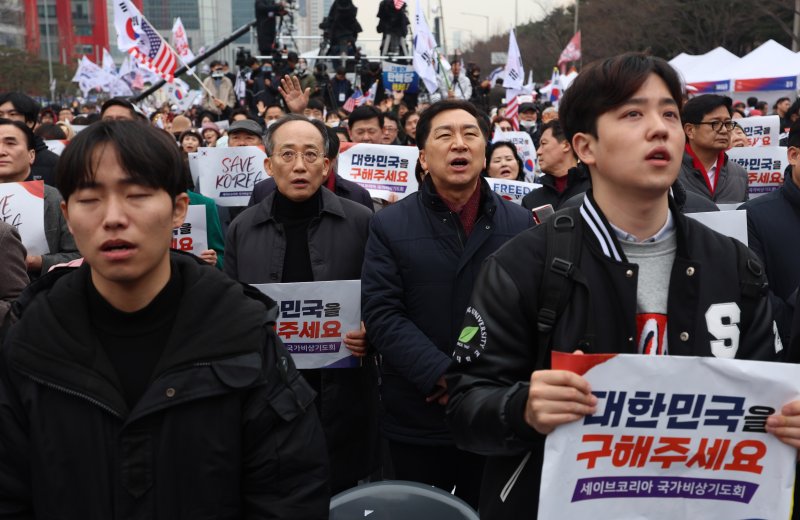 [서울=토토 베이] 김명년 기자 = 국민의힘 김기현, 추경호 등 의원들이 1일 오후 서울 영등포구 여의도 여의대로에서 열린 '세이브코리아 3·1절 국가비상기도회'에 참석해 있다. 2025.03.01. kmn@newsis.com