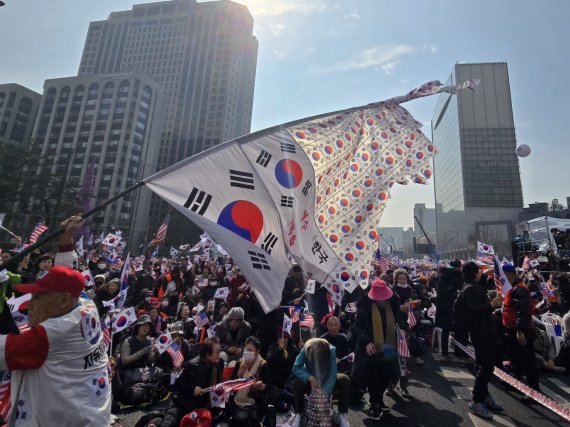 1일 오후 사설 토토 광장 일대에서 열린 '자유통일을 위한 국민대회' 참가자들이 윤석열 대통령 탄핵 기각을 촉구하고 있다. /사진=서지윤 기자