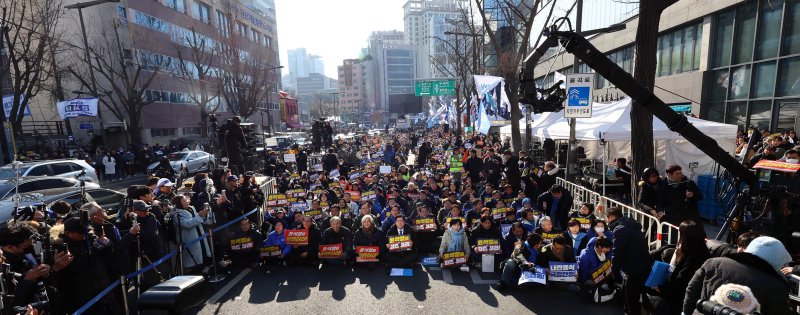 [서울=뉴시스] 박주성 기자 = 22일 오후 서울 종로구 메이저 토토 사이트 인근에서 열린 내란종식·헌정수호를 위한 윤석열 파면 촉구 범국민대회에서 민주당 박찬대 원내대표를 비롯한 국회의원들과 윤석열 대통령 탄핵을 촉구하는 시민들이 구호를 외치고 있다. 2025.02.22. park7691@newsis.com