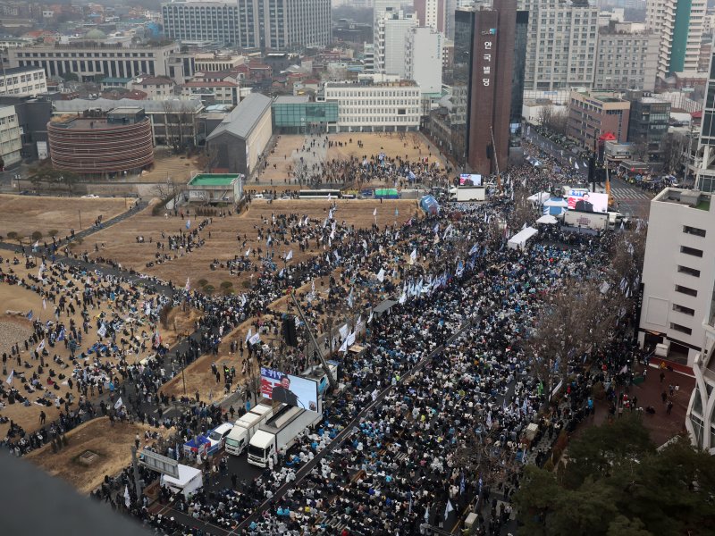 1일 오후 서울 종로구 안국동 사거리에서 야 5당 공동 '윤석열 파면 촉구 범국민대회'가 열리는 모습. /사진=뉴스1화상