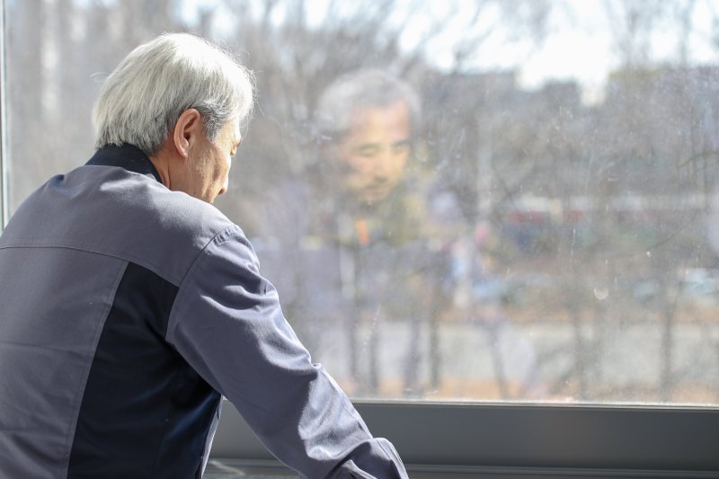 [서울=뉴시스]노인 우울증은 노화나 질환으로 약해진 뇌에 노년기 겪게 되는 다양한 스트레스가 더해져 나타난다. 특히 집중력, 기억력 저하 등을 유발할 수 있고 심하면 사설 토토로 혼동할 수 있다. 방치하면 무기력증 등이 나타나 건강 관리에도 악영향을 미쳐 주의해야 한다. (사진= 고려대 안산병원 제공) 2025.03.01 photo@newsis.com.