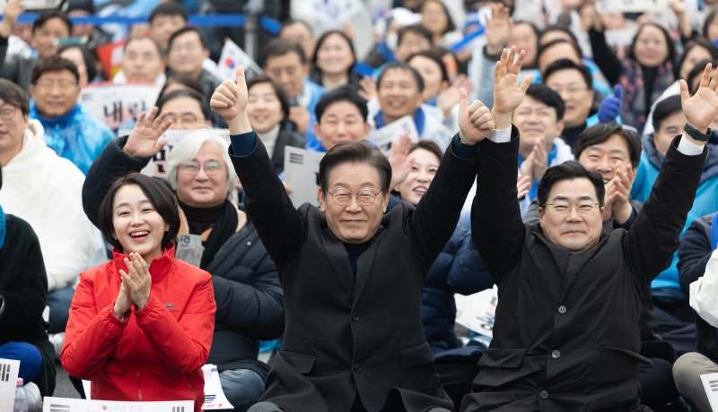 이재명 더불어민주당 대표가 1일 오후 서울 종로구 안국동 사거리에서 열린 야5당 공동 윤석열 파면 촉구 범국민대회에 참석해 엄지를 치켜세우고 있다. /사진=사설 토토1화상