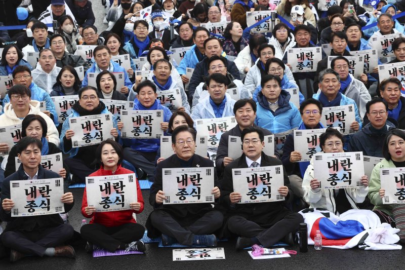 [서울=뉴시스] 김근수 기자 = 이재명 더불어민주당 대표 등 야5당 대표들과 참석자들이 1일 서울 종로구 안국역 인근에서 열린 3.1절 야5당 공동 내란종식 및 민주헌정수호를 위한 윤석열 토토 핫 촉구 범국민대회에서 구호를 외치고 있다. 2025.03.01. ks@newsis.com