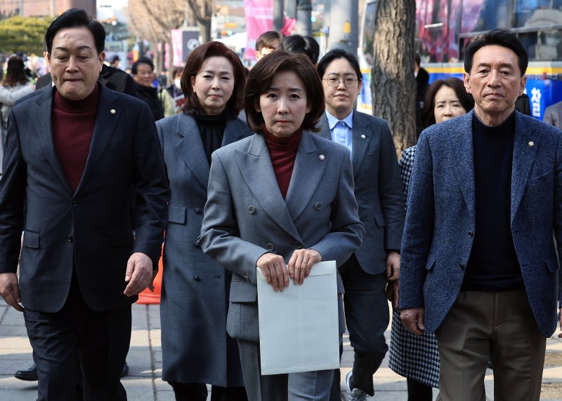 국민의힘 토토 사이트, 김석기 의원 등이 28일 오후 서울 종로구 재동 헌법재판소 별관으로 헌정질서·법치주의 수호, 사회안정·국민통합을 위한 헌법·법률·양심에 따른 공정 평의 촉구 국민의힘 국회의원 76인 탄원서 제출을 위해 이동하고 있다. 2025.2.28/뉴스1 ⓒ News1 박정호 기자