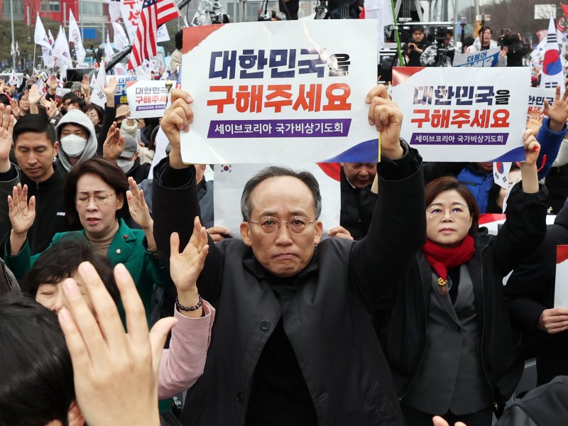 국민의힘 의원들이 1일 오후 서울 영등포구 여의도 여의대로에서 열린 '세이브코리아 3·1절 국가비상기도회'에서 참석자들과 함께 윤석열 대통령 탄핵 기각을 촉구하고 있다. 2025.3.1/뉴스1 ⓒ News1 황기선 기자