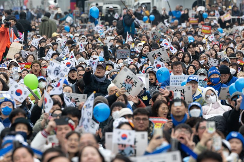 1일 오후 서울 종로구 안국동 사거리에서 열린 야5당 공동 윤석열 파면 촉구 범국민대회에서 참가자들이 윤석열 대통령 토토 사이트 순위을 촉구하고 있다. 2025.3.1/뉴스1 ⓒ News1 이승배 기자