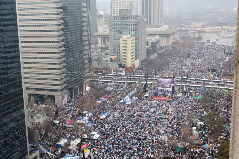 1일 서울 세종대로에서 대한민국바로세우기국민운동본부가 윤석열 대통령 사설 토토 반대 집회를 하고 있다. 연합뉴스