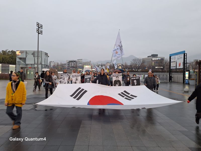 제106주년 3·1절인 1일 오후 5시 토토 핫광역시 동구 5·18 민주광장에서 '윤석열정권 즉각 퇴진·사회대개혁 광주비상행동' 주관으로 열린 '제16차 광주시민총궐기대회'에서 참가자들이 대형 태극기와 독립운동가의 사진을 앞세우고 도심 일대를 행진하고 있다. 황태종 기자