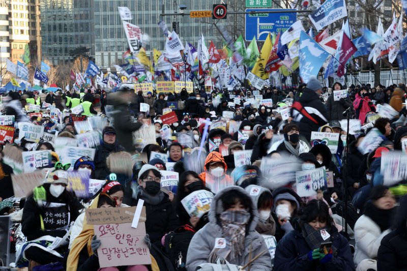 [스포츠 토토 배트맨=뉴시스] 김명년 기자 = 지난달 8일 오후 스포츠 토토 배트맨 종로구 경복궁역 인근에서 ‘제10차 윤석열 즉각 퇴진! 사회대개혁! 범시민대행진’ 집회가 열리고 있다. 2025.02.08. kmn@newsis.com