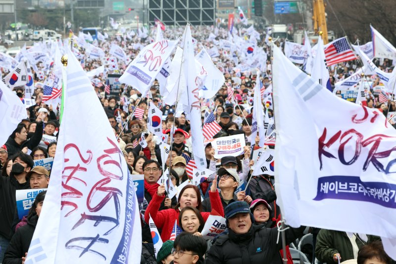 1일 오후 서울 영등포구 여의도 여의대로젠 토토 열린 '세이브코리아 3·1절 국가비상기도회'에서 참석자들이 윤석열 대통령 탄핵 기각을 촉구하고 있다. 2025.3.1/뉴스1 ⓒ News1 황기선 기자