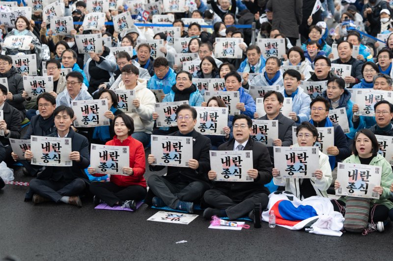 이재명 더불어민주당 대표를 비롯한 야5당 대표들이 1일 오후 서울 종로구 안국동 사거리에서 열린 야5당 공동 윤석열 파면 촉구 범국민대회에서 윤석열 대통령 탄핵을 촉구하고 있다. 2025.3.1/젠 토토1 ⓒ News1 이승배 기자