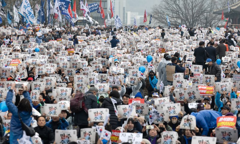 1일 오후 서울 종로구 안국동 사거리에서 열린 야5당 공동 윤석열 파면 촉구 범국민대회에서 참가자들이 윤석열 대통령 탄핵을 촉구하고 있다. 2025.3.1/젠 토토1 ⓒ News1 이승배 기자