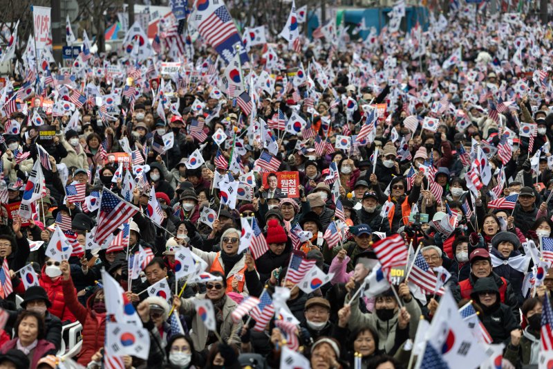 1일 오후 광화문 광장 일대에서 열린 천만 광화문 국민대회에서 참가자들이 윤석열 대통령 탄핵 기각을 촉구하고 있다. 2025.3.1/젠 토토1