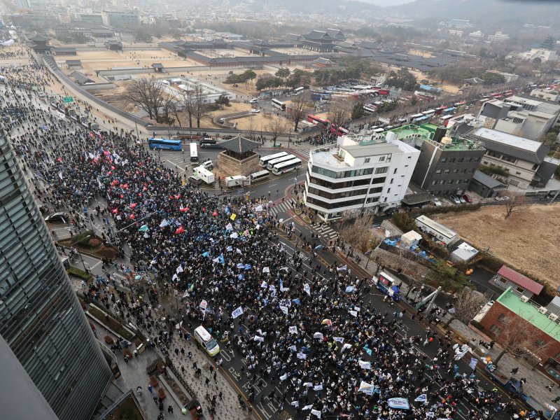 1일 오후 서울 종로구 안국동 사거리젠 토토 야 5당 공동 '윤석열 파면 촉구 범국민대회'에서 참석자들이 광화문 방향으로 행진하고 있다. 2025.3.1/뉴스1 ⓒ News1 황기선 기자