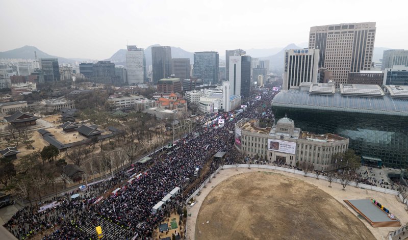 1일 오후 광화문 광장 일대에서 열린 천만 광화문 국민대회에서 참가자들이 윤석열 대통령 탄핵 기각을 촉구하고 있다. 2025.3.1/젠 토토1