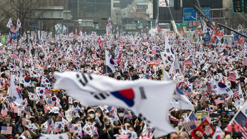 1일 오후 광화문 광장 일대에서 열린 천만 광화문 국민대회에서 참가자들이 윤석열 대통령 탄핵 기각을 촉구하고 있다. 2025.3.1/젠 토토1