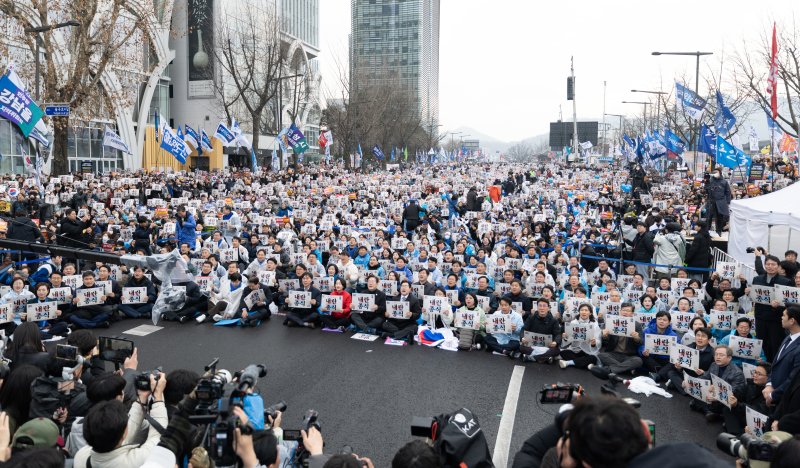 1일 오후 서울 종로구 안국동 사거리에서 열린 야5당 공동 윤석열 파면 촉구 범국민대회에서 참가자들이 윤석열 대통령 탄핵을 촉구하고 있다. 2025.3.1/젠 토토1 ⓒ News1 이승배 기자