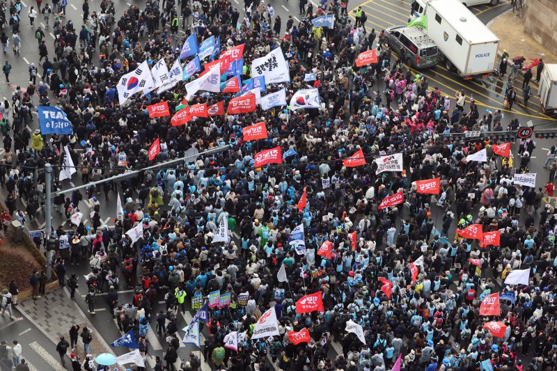 1일 오후 서울 종로구 안국동 사거리젠 토토 야 5당 공동 '윤석열 파면 촉구 범국민대회'에서 참석자들이 광화문 방향으로 행진하고 있다. 2025.3.1/뉴스1 ⓒ News1 황기선 기자