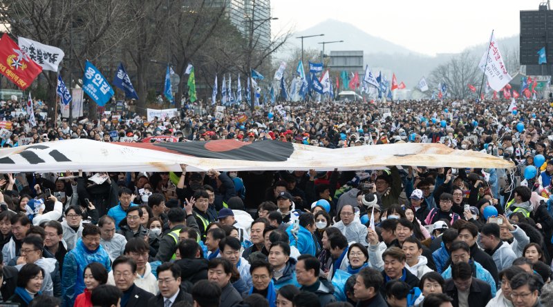 1일 오후 서울 종로구 안국동 사거리에서 열린 야5당 공동 윤석열 파면 촉구 범국민대회에서 참가자들이 윤석열 대통령 탄핵을 촉구하며 대형 태극기를 뒤로 넘기고 있다. 2025.3.1/젠 토토1 ⓒ News1 이승배 기자