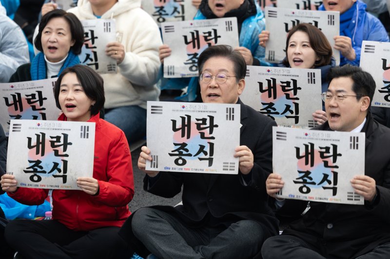 이재명 더불어민주당 대표가 1일 오후 서울 종로구 안국동 사거리에서 열린 야5당 공동 윤석열 파면 촉구 범국민대회에서 윤석열 대통령 탄핵을 촉구하고 있다. 2025.3.1/젠 토토1 ⓒ News1 이승배 기자