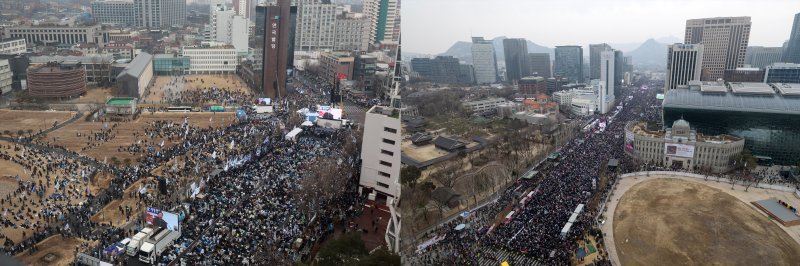 3·1절인 1일 서울 도심 곳곳에서 윤석열 대통령 젠 토토 찬반 집회가 열렸다. 사진 왼쪽은 종로구 안국동에서 열린 야5당 공동 '윤석열 파면 촉구 범국민대회'. 오른쪽은 광화문광장 일대에서 열린 '자유통일을 위한 국민대회'. 2025.3.1/뉴스1 ⓒ News1 황기선 기자,이승배 기자