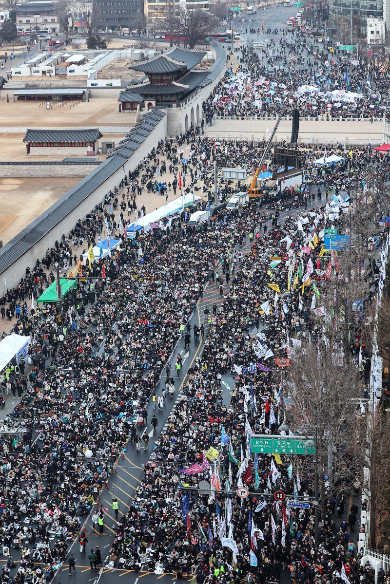 [스포츠 토토=뉴시스] 김근수 기자 = 1일 스포츠 토토 종로구 경복궁 인근에서 야5당 공동 '윤석열 파면 촉구 범국민대회'가 열리고 있다. 2025.03.01. ks@newsis.com