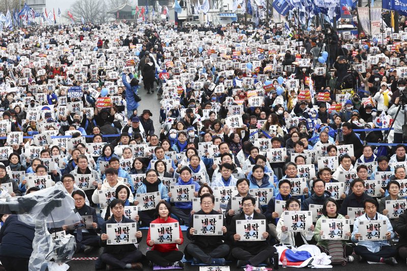 [스포츠 토토=뉴시스] 김근수 기자 = 이재명 더불어민주당 대표 등 야5당 대표들과 참석자들이 1일 스포츠 토토 종로구 안국역 인근에서 열린 3.1절 야5당 공동 내란종식 및 민주헌정수호를 위한 윤석열 파면 촉구 범국민대회에서 구호를 외치고 있다. 2025.03.01. ks@newsis.com