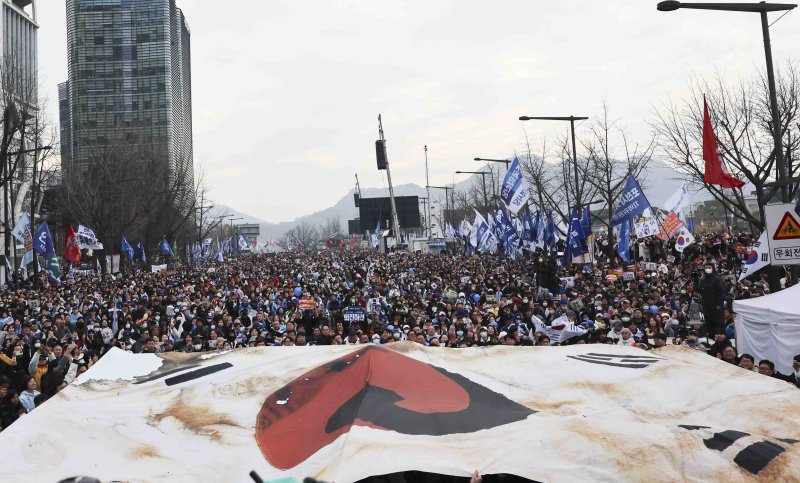 [스포츠 토토=뉴시스] 김근수 기자 = 1일 스포츠 토토 종로구 안국역 인근에서 3.1절 야5당 공동 내란종식 및 민주헌정수호를 위한 윤석열 파면 촉구 범국민대회가 열리고 있다. 2025.03.01. ks@newsis.com