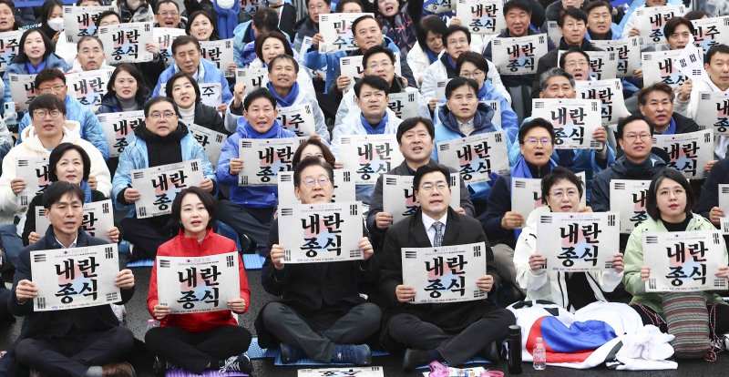 [스포츠 토토=뉴시스] 김근수 기자 = 이재명 더불어민주당 대표를 비롯한 야5당 원내대표들이 1일 스포츠 토토 종로구 안국역 인근에서 열린 야5당 공동 내란종식 및 민주헌정수호를 위한 윤석열 파면 촉구 범국민대회에 참석해 구호를 외치고 있다. 왼쪽부터 한창민 사회민주당 대표, 김재연 진보당 상임대표, 이 대표, 박찬대 더불어민주당 원내대표, 김선민 조국 혁신당 대표 권한대행, 용혜인 기본소득당 대표. 2025.03.01. ks@newsis.com