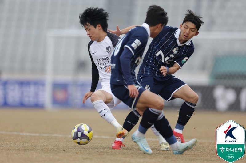 [스포츠 토토 배트맨=뉴시스] 프로축구 K리그2 전남드래곤즈의 정강민과 스포츠 토토 배트맨이랜드의 서재민. (사진=한국프로축구연맹 제공) *재판매 및 DB 금지