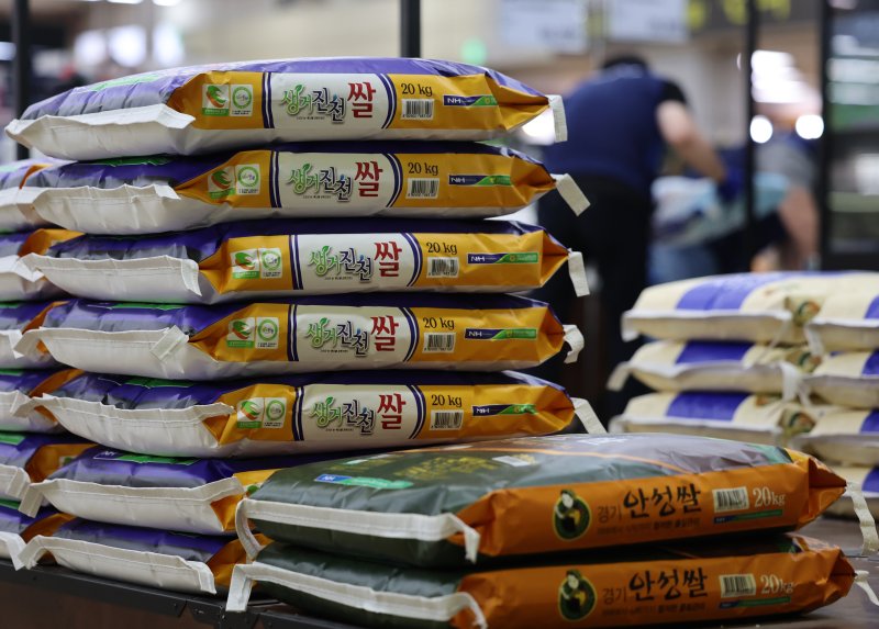 [서울=뉴시스] 이영환 기자 = 서울 서초구 농협 하나로마트 양재점에서 쌀이 판매되고 있다. 2024.08.20. 20hwan@newsis.com