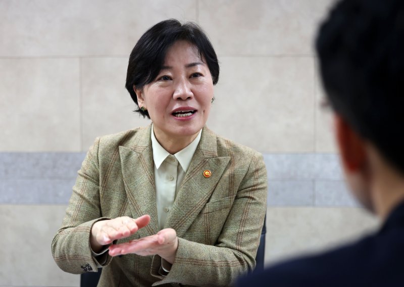 [서울=뉴시스] 홍효식 기자 = 송미령 농림축산식품부 장관이 지난달 24일 서울 영등포구 사무실에서 뉴시스와 인터뷰하고 있다. 2025.03.02. yesphoto@newsis.com