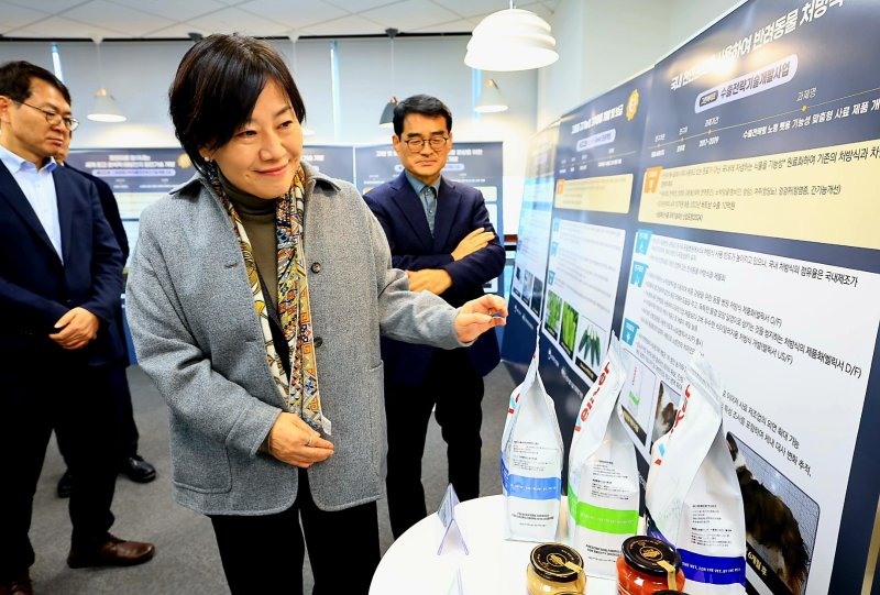 [서울=뉴시스] 황준선 기자 = 송미령 농림축산식품부 장관이 21일 서울 용산구 농림식품기술기획평가원 서울 한가람 평가장에서 열린 농업현장 문제 해결과 농식품 연구개발(R&D) 산·학연계 강화 위한 전문가·학계 간담회에서 전시물들을 둘러보고 있다. (사진=농림축산식품부 제공) 2025.02.21. photo@newsis.com *재판매 및 DB 금지