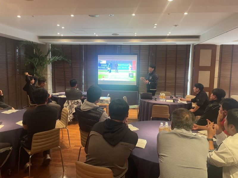 스프링캠프 현장에서 피치클록 관련 영상을 보는 KBO와 구단 관계자들. (출처=연합뉴스)