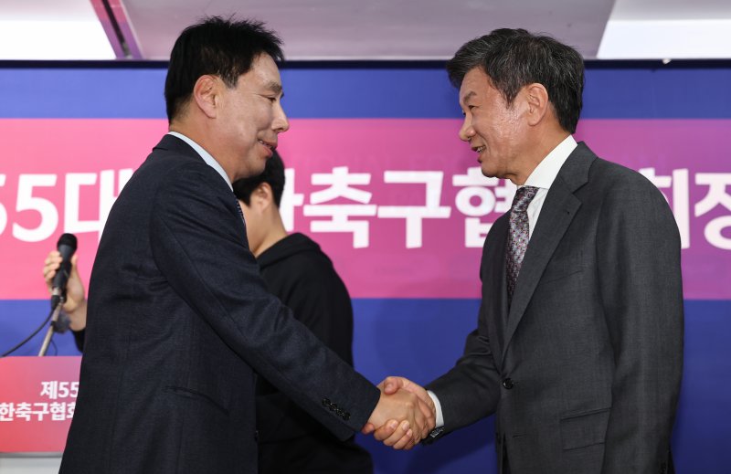 정몽규 신임 회장이 26일 오후 서울 종로구 축구회관에서 열린 제55대 축구협회장 선거에서 당선 후 신문선 후보와 인사를 나누고 있다. 2025.2.26/뉴스1 ⓒ News1 김도우 기자