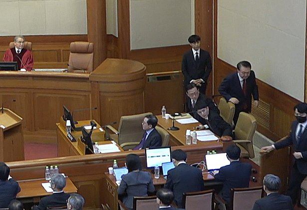 윤석열 대통령이 20일 서울 종로구 헌법재판소에서 열린 탄핵심판 10차 변론에 출석한 후 한 총리에 대한 증인 신문이 시작되기 전에 심판장을 퇴정하고 있다. (헌법재판소 제공. 재판매 및 DB 금지) 2025.2.20/뉴스1