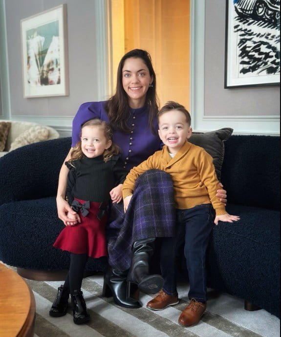 [서울=뉴시스] 머스크의 뇌과학 스타트업 뉴럴링크 임원 시본 질리스와 쌍둥이 남매 (사진=시본 질리스 엑스 캡처 ) 2025.03.02. photo@newsis.com *재판매 및 DB 금지