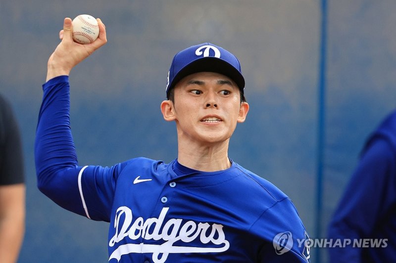 불펜 투구하는 다저스 사사키 로키 (출처=연합뉴스)