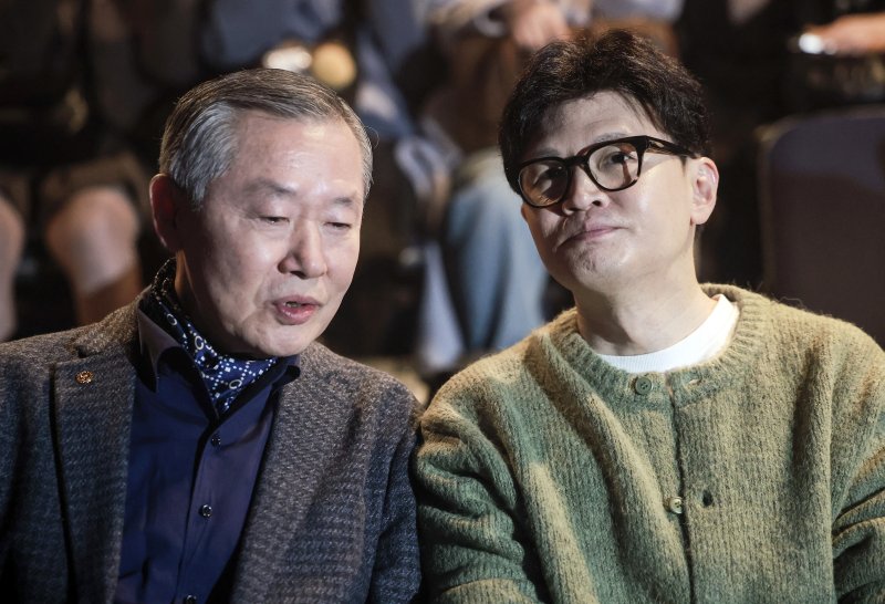 한동훈 전 국민의힘 대표가 2일 오후 서울 종로구 나온 씨어터에서 제2연평해전을 다룬 공연 '바다는 비에 젖지 않는다'를 관람하기 앞서 윤종성 전 국방부 천안함조사단장과 대화를 나누고 있다. 2025.3.2/뉴스1 ⓒ News1 김명섭 기자
