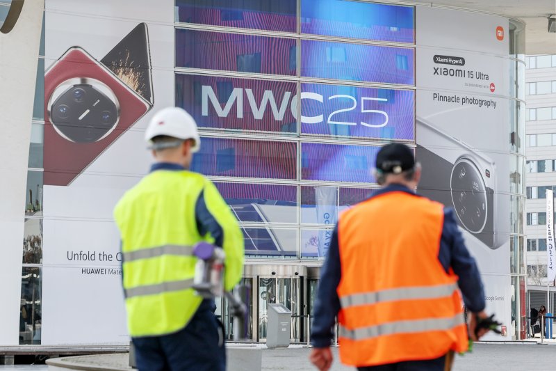 세계 최대 이동통신 전시회 '모바일 월드 콩그레스(MWC) 2025' 개막을 이틀 앞둔 1일(현지시간) 스페인 바르셀로나 피라 그란 비아 전시장에서 공사 관계자들이 오가고 있다. 2025.3.2/뉴스1 ⓒ News1 민경석 기자