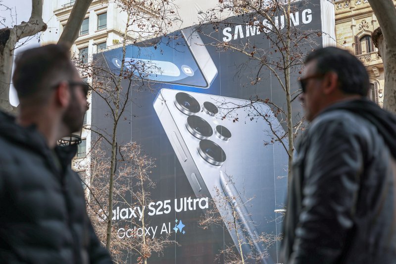 세계 최대 이동통신 전시회 '모바일 월드 콩그레스(MWC) 2025' 개막을 이틀 앞둔 1일(현지시간) 스페인 바르셀로나 카탈루냐 광장 인근 그라시아 거리에 갤럭시S25 울트라 광고판이 설치돼 있다. 2025.3.2/뉴스1 ⓒ News1 민경석 기자