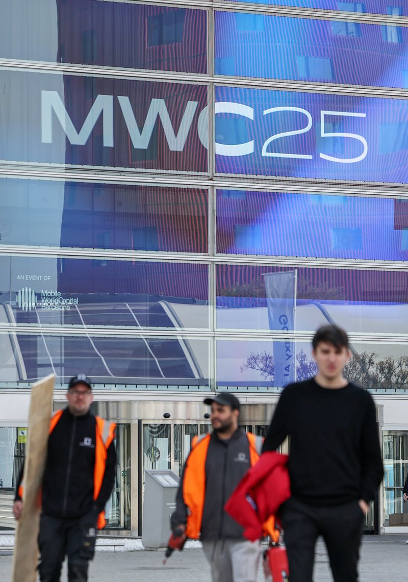 세계 최대 이동통신 전시회 '모바일 월드 콩그레스(MWC) 2025' 개막을 이틀 앞둔 1일(현지시간) 스페인 바르셀로나 피라 그란 비아 전시장으로 업체 관계자들이 입장하고 있다. 2025.3.2/뉴스1 ⓒ News1 민경석 기자