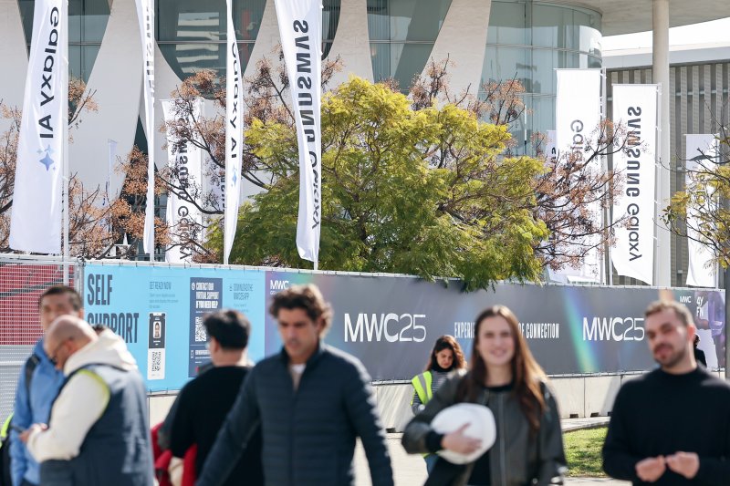 세계 최대 이동통신 전시회 '모바일 월드 콩그레스(MWC) 2025' 개막을 이틀 앞둔 1일(현지시간) 스페인 바르셀로나 피라 그란 비아 전시장에 삼성 갤럭시 AI 광고 깃발이 걸려 있다2025.3.2/뉴스1 ⓒ News1 민경석 기자