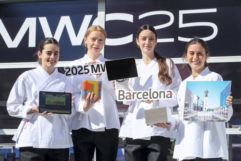 KT가 3일부터 6일까지 스페인 바르셀로나에서 열리는 MWC25에 참가해 대한민국의 일상을 바꿀 AI 기술을 선보인다고 2일 밝혔다. MWC25가 열릴 스페인 바르셀로나 피라 그란비아 전시장 앞에서 KT 모델들이 K-AI가 적용된 대한민국의 일상을 소개하고 있다. (KT 제공, 재판매 및 DB 금지)2025.3.2/뉴스1