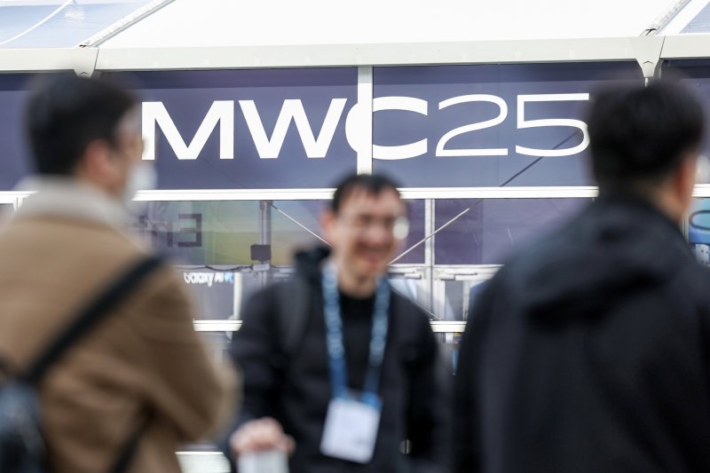세계 최대 이동통신 전시회 '모바일 월드 콩그레스(MWC) 2025' 개막을 이틀 앞둔 1일(현지시간) 스페인 바르셀로나 피라 그란 비아 전시장으로 업체 관계자들이 입장하고 있다. 2025.3.2/뉴스1 ⓒ News1 민경석 기자