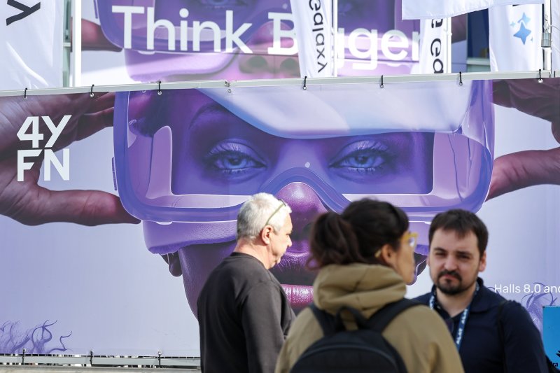 세계 최대 이동통신 전시회 '모바일 월드 콩그레스(MWC) 2025' 개막을 이틀 앞둔 1일(현지시간) 스페인 바르셀로나 피라 그란 비아 전시장으로 업체 관계자들이 입장하고 있다.2025.3.2/뉴스1 ⓒ News1 민경석 기자